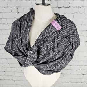 IVIVVA by LULULEMON | snap button infinity scarf